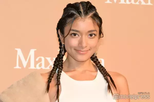 ローラ、大胆肌見せ衣装で雰囲気一変「思わず見入っちゃった」「女神みたい」と反響