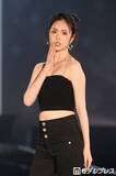 「「今日好き」村谷はるな、ほっそりウエストのぞくチューブトップ姿 オールブラックコーデに「スタイルレベチ」「すべてが憧れ」と反響【サツコレ2026S/S】」の画像1