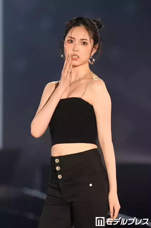 「今日好き」村谷はるな、ほっそりウエストのぞくチューブトップ姿 オールブラックコーデに「スタイルレベチ」「すべてが憧れ」と反響【サツコレ2026S/S】