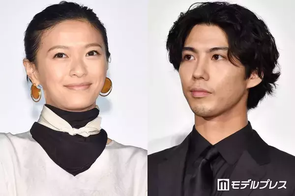 賀来賢人、妻・榮倉奈々の自宅テレビ前プラベショット公開「お互いの出演番組チェックしてるの素敵」「ラブラブ」と反響