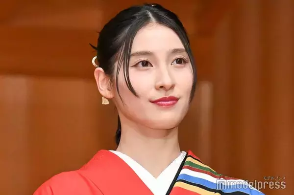 土屋太鳳、人気俳優から花束のサプライズに驚き “飲食物持ち込み禁止会場”でケーキにも工夫