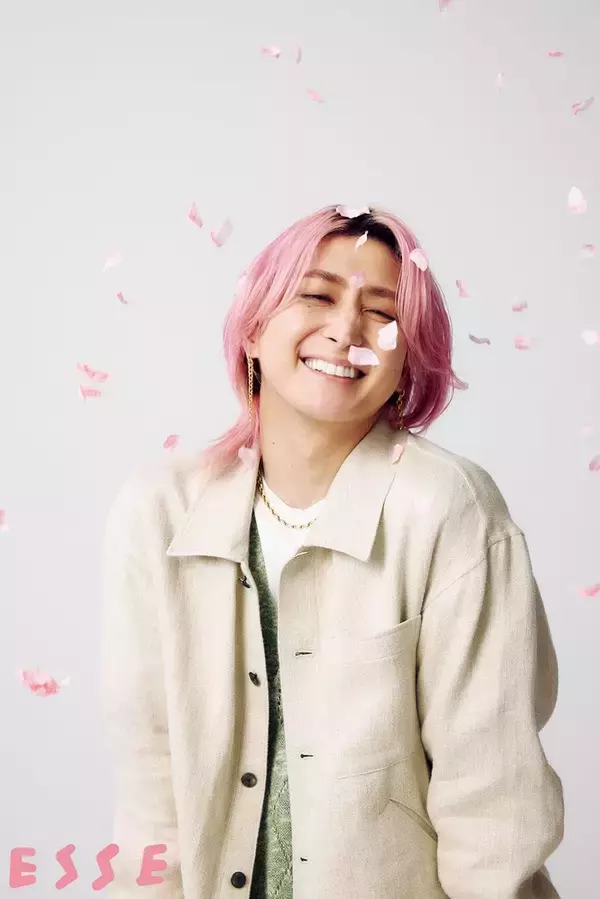 Snow Man佐久間大介「ESSE」表紙初登場 癒やしの存在明かす「かわいすぎて…」