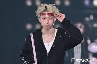 「今日好き」MON7A（もんた）、ジャージ×ピンク小物の平成ギャルファッションでランウェイ【関コレ2026S/S】