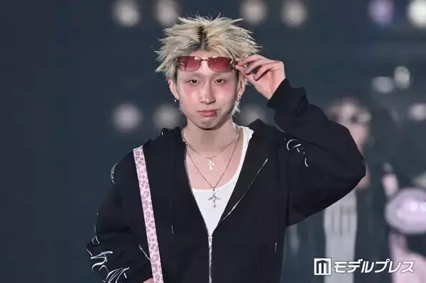 「今日好き」MON7A（もんた）、ジャージ×ピンク小物の平成ギャルファッションでランウェイ【関コレ2026S/S】