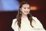 「元NMB48村瀬紗英、ノースリ私服に熱視線「着こなしがおしゃれ」「鎖骨くっきりで綺麗」」の画像1