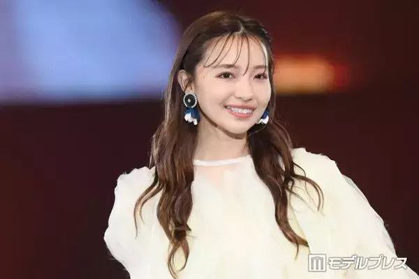 元NMB48村瀬紗英、ノースリ私服に熱視線「着こなしがおしゃれ」「鎖骨くっきりで綺麗」