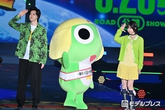 あの＆霜降り明星・粗品、“そしあの”が「ガルアワ」サプライズ登場 ケロロ軍曹風の緑コーデで仲良くランウェイ【ガルアワ2026SS】