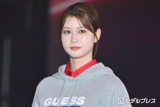 生見愛瑠、パーカー×ミニスカのカジュアルファッションで美脚披露「理想のスタイル」「美しい」と反響【ガルアワ2026A/W】