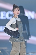 矢吹奈子、フリルトップスに大ぶりネックレスでアクセント「メイクも可愛い」「お団子ヘア似合う」の声【TGC2026 S/S】