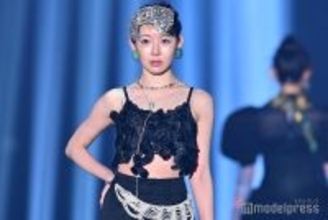 渡辺美優紀、美ウエスト際立つモードな装い 青アイシャドウがお似合い【IDOL RUNWAY COLLECTION 2026】