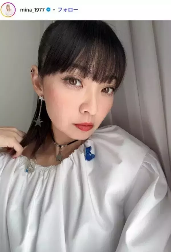 MAX・MINA、ニーハイブーツから美脚チラリ「スタイル良すぎ」「脚長い」の声