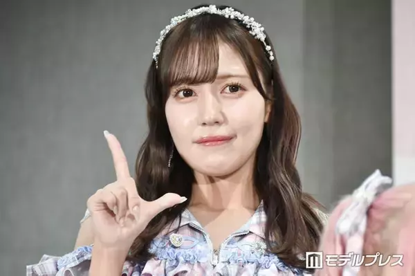 ＝LOVEメンバー、ミニ丈×タイツ姿で美脚際立つディズニーコーデ披露「スタイルが神」「シンデレラ城より輝いてる」