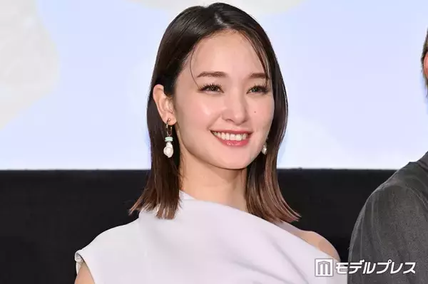 剛力彩芽、美ウエストのぞく私服ショット公開「洗練されててかっこいい」「圧巻のスタイル」の声