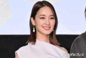 剛力彩芽、美ウエストのぞく私服ショット公開「洗練されててかっこいい」「圧巻のスタイル」の声