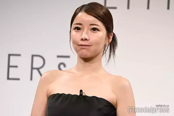 美人クリエイター、ミニ丈ニットワンピから美脚際立つ「小顔でスタイル抜群」「透明感すごい」