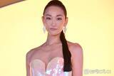「第2子出産の冨永愛、0歳次男との2ショット公開「優しい笑顔」「癒される」」の画像1
