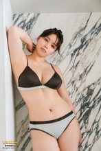 「ミスマガジン2021」山岡雅弥、美谷間くっきりモノトーン水着姿で美ボディ開放
