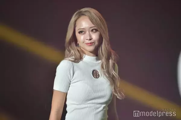 みりちゃむ、スリットミニスカから美脚披露「おしゃれなデザイン」「脚長い」の声