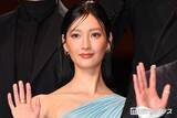 「菜々緒、真紅ドレスでの書道姿披露 美文字に反響「達筆すぎる」「姿も文字もかっこいい」」の画像1