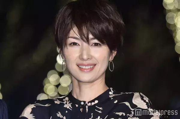 吉瀬美智子、ミニ丈スリットスカートから美脚スラリ「思わず目が奪われる」「大人の色気がすごい」と反響
