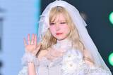 「益若つばさ、美脚のぞく白ドレスで堂々ランウェイ「リアルお人形さん」「さすがのオーラ」【関コレ2026A/W】」の画像1