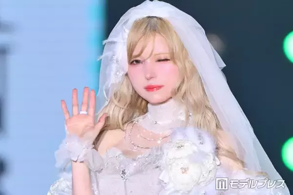 益若つばさ、美脚のぞく白ドレスで堂々ランウェイ「リアルお人形さん」「さすがのオーラ」【関コレ2026A/W】