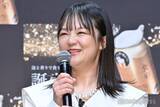 「蛙亭イワクラ、“交際4年で破局”元恋人・オズワルド伊藤がインスタ登場 寝そべりショット披露で「関係性が素敵」「仲良いのが伝わる」の声」の画像1
