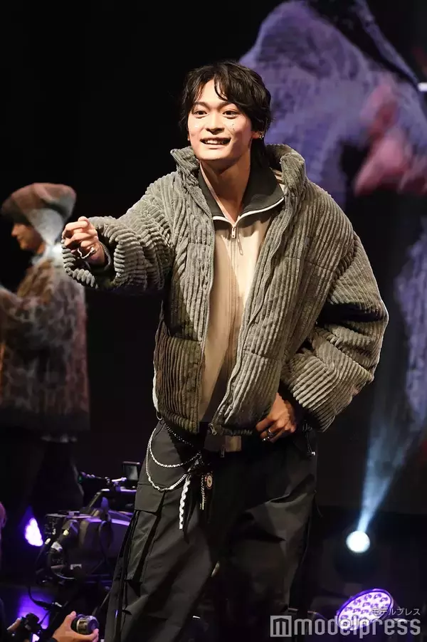 「今日好き」黒木聖那、ぬいぐるみを客席へ＆お手振り…ファンサに歓声「イケメン」「羨ましい」【学生ランウェイ】