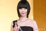 「趣里、アシメミニスカ×ロングブーツから美脚ちらり「個性的でおしゃれ」「シンプルなのに存在感がすごい」と絶賛の声」の画像1