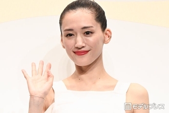 綾瀬はるか、美デコルテ輝くキャミドレス姿で抜群スタイル披露「肌綺麗すぎて憧れます」「お美しいです」