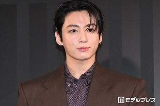 BTSジョングク、フォトコール来場で歓声止まず 階段降り颯爽と登場【HUBLOT NIGHT】