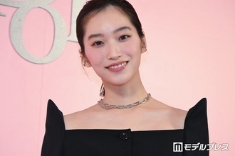 「鬼の花嫁」片岡凜、ミニワンピ×白タイツで美脚スラリ「オーラがすごい」「鮮やかな赤が似合う」と絶賛の声