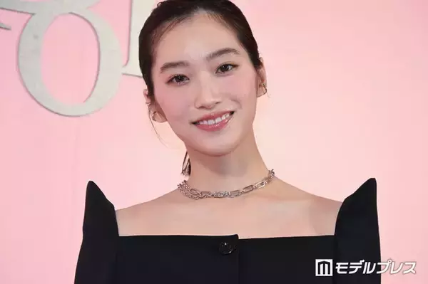 「「鬼の花嫁」片岡凜、ミニワンピ×白タイツで美脚スラリ「オーラがすごい」「鮮やかな赤が似合う」と絶賛の声」の画像