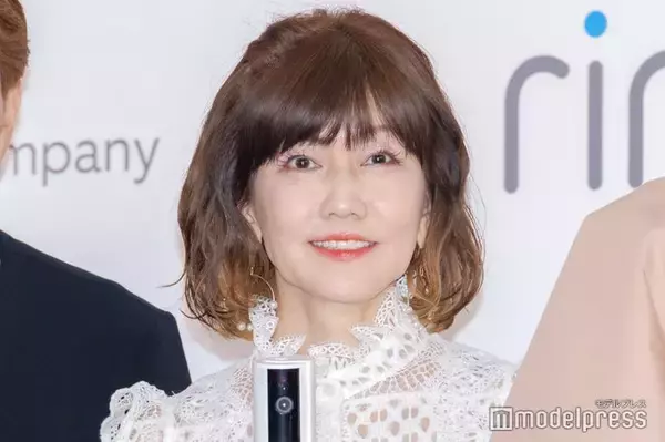 松本伊代、ミニ丈衣装で美脚披露「変わらぬスタイル」「可愛すぎる」の声