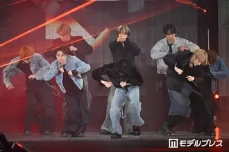 MAZZEL、メガネずらし＆高音で沸かす NAOYA＆EIKIが“お姫様”の座争う【ガルアワ2026SS】