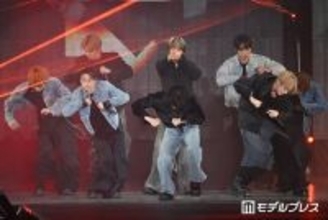 MAZZEL、メガネずらし＆高音で沸かす NAOYA＆EIKIが“お姫様”の座争う【ガルアワ2026SS】