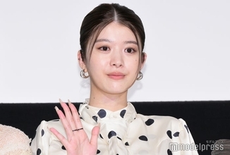 馬場ふみか、胸元ざっくりジャケット姿に視線集中「大人の色気すごい」「ため息が出るほど綺麗」