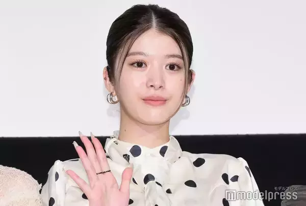 馬場ふみか、胸元ざっくりジャケット姿に視線集中「大人の色気すごい」「ため息が出るほど綺麗」