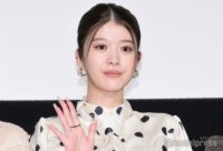 馬場ふみか、胸元ざっくりジャケット姿に視線集中「大人の色気すごい」「ため息が出るほど綺麗」