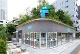 「ファミマ、初の旗艦店が東京・麻布台に開店 充実のウェア売場、淹れたてティー…“行きたくなるコンビニ”を形に」の画像1