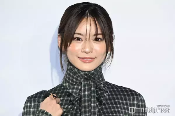 永瀬莉子、チェック柄ワンピ＆パンプスでハイセンスな着こなし ほっそり美脚際立つ【ディオール バンブーパビリオン】