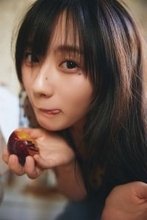 乃木坂46川崎桜、“あざとカワイイ”果物にかぶりつく姿披露 1st写真集先行カット第10弾解禁【エチュード】