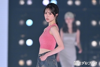 「今日好き」村谷はるな、引き締まったウエストに観客釘付け 変形デニムを着こなし【関コレ2026S/S】