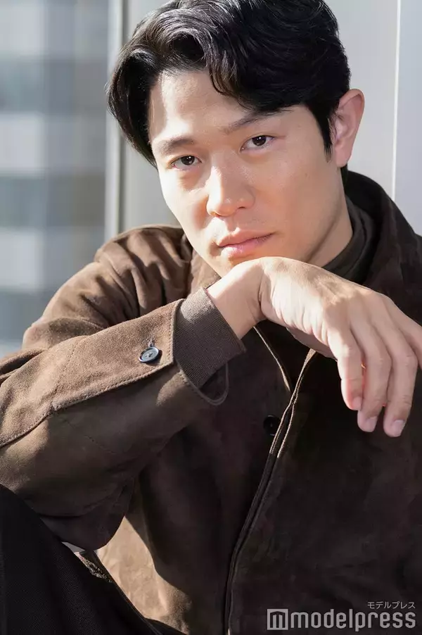 鈴木亮平、“前代未聞の一人二役”徹底した役作り 戸田恵梨香と現場で大切にしたこと「戸田さんじゃないとあの役はできなかった」【日曜劇場「リブート」インタビュー】