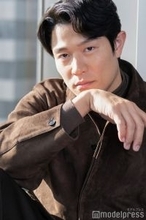 鈴木亮平、“前代未聞の一人二役”徹底した役作り 戸田恵梨香と現場で大切にしたこと「戸田さんじゃないとあの役はできなかった」【日曜劇場「リブート」インタビュー】