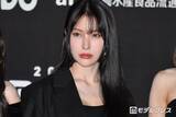 「KARAギュリ、胸元ざっくり白ミニドレスで美脚全開「女神」「レベチスタイル」の声」の画像1