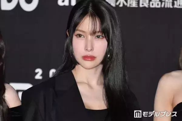 KARAギュリ、胸元ざっくり白ミニドレスで美脚全開「女神」「レベチスタイル」の声