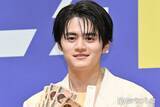 「鈴鹿央士、祖母役演じた初共演女優に感謝「“おばあちゃんのために”というのを思い起こさせていただけた」【藁にもすがる獣たち】」の画像1