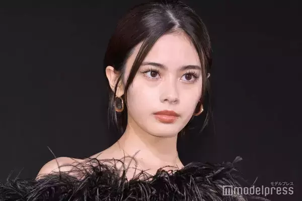 「御上先生」で話題・安斉星来、ショーパンからスラリ美脚「視線が釘付けになった」「圧巻の脚線美」と反響