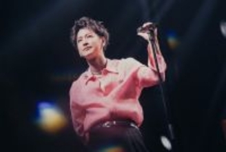 佐藤健、デビュー20周年記念ファンミ開催 ミスチル歌唱・TENBLANK「永遠前夜」弾き語り…客席のファンと交流も